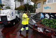 Las brigadas de limpieza suelen baldear la zona del botell�n por los orines y la basura acumulada.
