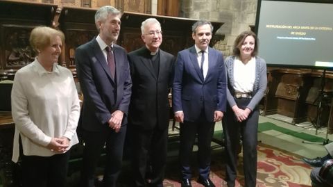 La restauradora Paz Navarro junto a Carlos Jimnez, subdirector del I.P.C.E.; Benito Gallego, den de la Catedral de Oviedo; Vicente Domnguez, viceconsejero de Cultura; y Otilia Requejo, directora general de Patrimonio Cultural