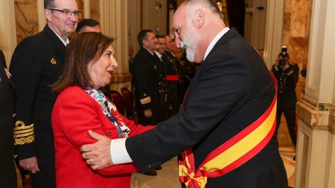 La ministra de Defensa, Margarita Robles, condecora al chef Jos� Andr�s Puerta