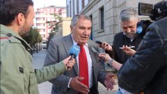 Issam Alnagm, antes de entrar a la Audiencia Provincial de Lugo, atendiendo a los medios
