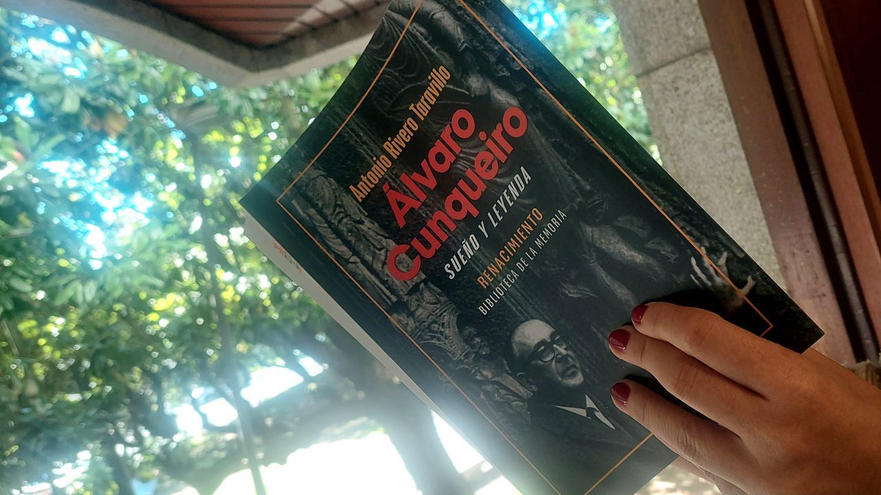 La editorial Renacimiento saca a la luz la monumental biografía de Cunqueiro escrita por Antonio Rivero Taravillo, una obra que reivindica al escritor gallego para el canon de la literatura europea