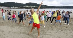 El grupo tuvo que aprenderse primero los movimientos de la coreograf�a de esta primera actuaci�n con objetivos promocionales. 