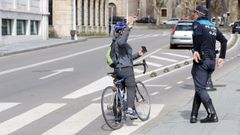 Un agente de la Polic�a Local advierte a una ciclista, en Gij�n