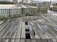 El mal estado del suelo del mirador es evidente, pero el trasiego de personas es constante. 