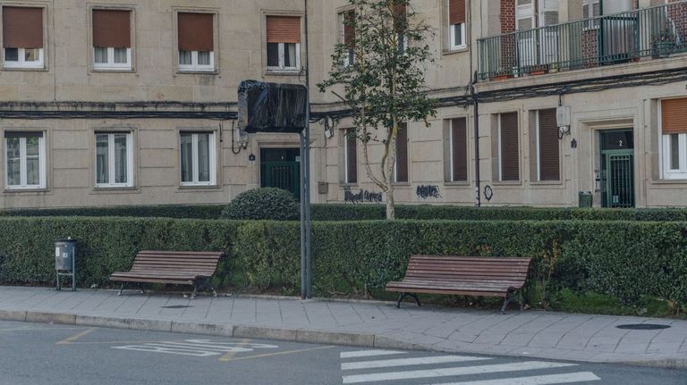 El Concello de Ourense reubica entre unos contenedores de basura la ...