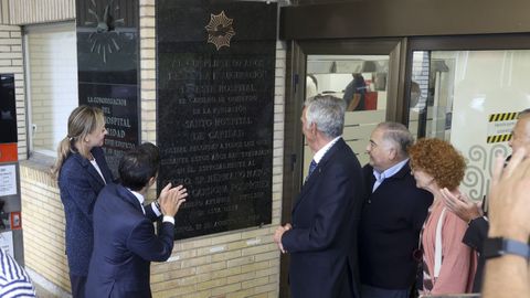 Jos Manuel Rey, Alberto Lens y Juan Cardona, hijo del impulsor del hospital, fueron los encargados de descubrir la placa conmemorativa