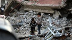 Ni�os entre las ruinas de edificios bombardeados en Gaza.