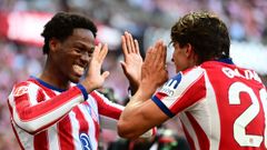 Giuliano y Jonathan David celebran el segundo gol del Atl�tico