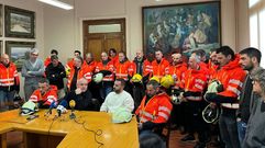 Los bomberos y representantes de los grupos de la oposici�n ofrecieron este mi�rcoles�una�rueda de prensa en el Concello.