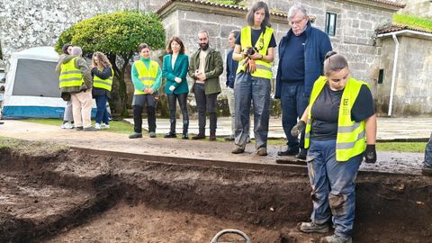 Julin Bustelo y Sol Agra visitaron la zona donde se lleva a cabo la exhumacin de los restos