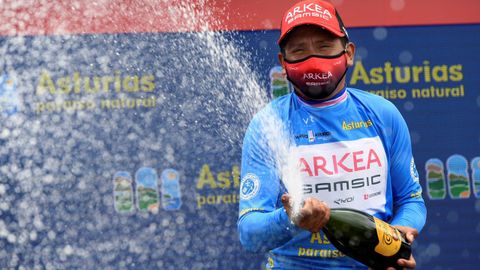 El ciclista colombiano del equipo Arkea, Nairo Quintana, celebra en el podio la victoria conseguida en la Vuelta Ciclista a Astutias