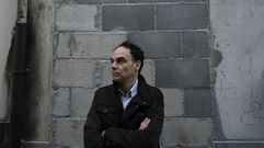 FERNANDO DELANTE DEL PORTAL TAPIADO DE UN EDIFICIO DE CIUDAD VIEJA. OKUPAS