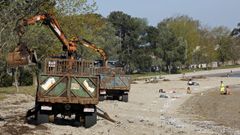 Concellos como el de Boiro apuran la puesta a punto de los arenales para los d�as festivos de esta semana