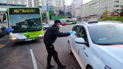 Polic�a Nacional, Local y Auton�mica reparten mascarillas a transe�ntes y conductores en la plaza de Am�rica de Vigo