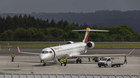 Un avi�n de Iberia, en el aeropuerto de Santiago-Rosal�a de Castro