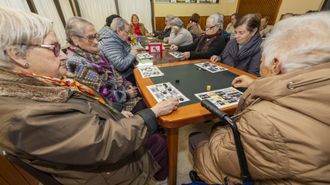 El bingo semanal es una de las actividades m�s populares en el centro social de Cee.