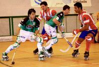 El delantero lice�sta Lucas, ante el cercedense Mart�n Payero, que fue el as de Copa para el derbi.