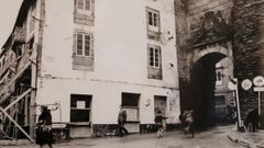 Fachada lateral del Bar Lugo, pegado a la Porta de San Pedro