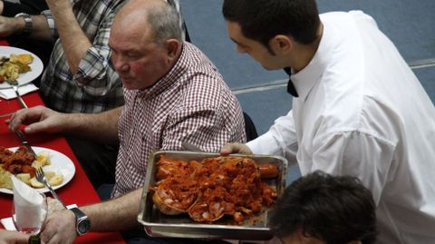 O Barco se rindi al botelo.Ms de mil personas asistieron a la comida en el pabelln
