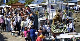 La presencia de fieles y de vecinos en general fue masiva tanto en la misa como en la procesi�n mar�tima. 