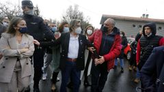 V�zquez y Quintana, con el bateeiro que sali� en su auxilio cuando las acorralaron y acosaron este viernes en Vilaxo�n, a las puertas del Intecmar