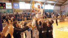 Los compa�eros de Pola lo mantean nada m�s acabar el partido contra O Parrulo.