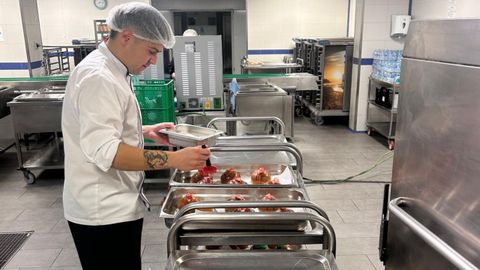 Alejandro Saiz prepara los Roscones de Reyes del Hospital San Agust�n de Avil�s