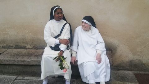 Las hermanas estn junto a las religiosas dominicas de Cangas de Narcea, que las han acogido con cario