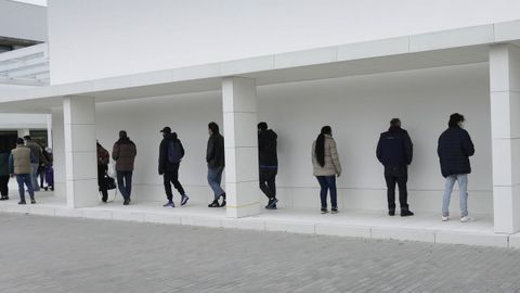 Doble.Colas a la hora del reparto de comida en Padre Rubinos