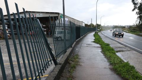 Estado en el que qued la verja de Ferretera Sar, tras el accidente