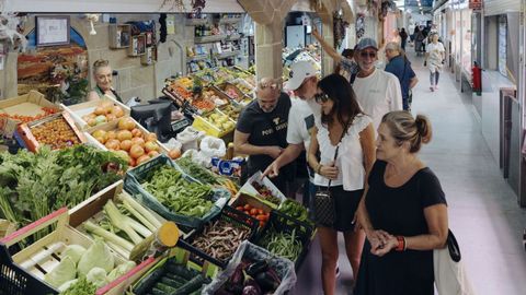 Turistas haciendo compras en la Plaza de Abastos en Ourense.