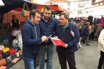 <span lang= es-es >UGT recogi� firmas ayer en la feria de Lal�n para la ILP</span>. Ricardo Turnes y Xurxo G. Moreiras se encargaron la recogida de r�bricas entre los vecinos informando a los viandantes de una Iniciativa Legislativa Popular que demanda una prestaci�n de unos ingresos m�nimos por parte del Estado.