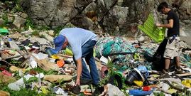 Voluntarios ayer por la tarde en la playa de Tal�n. 