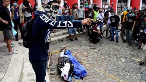 Un investigador de la Fiscal�a dispar� a un grupo de j�venes que bloqueaban una de las carreteras del lugar, matando a dos de ellos. Poco despu�s, el tirador fue linchado hasta la muerte por parte de los manifestantes.
