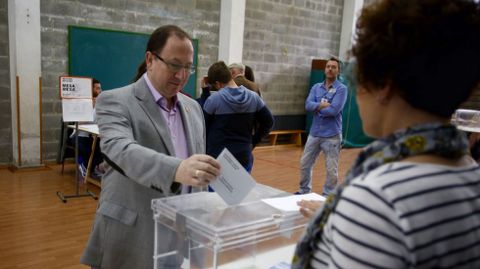 El alcalde de Narn, Jos Manuel Blanco, en el momento de votar