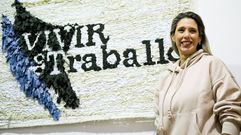 Lourdes, con el tapiz que lleva el nombre de la empresa de insercin laboral que comanda, en la que se da trabajo a personas en riesgo de exclusin social.