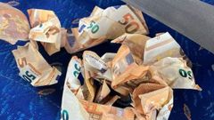 Billetes de 50 euros recogidos de la A-7 en Marbella.