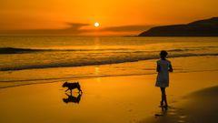 Puesta de sol en la playa de Lires, en Cee