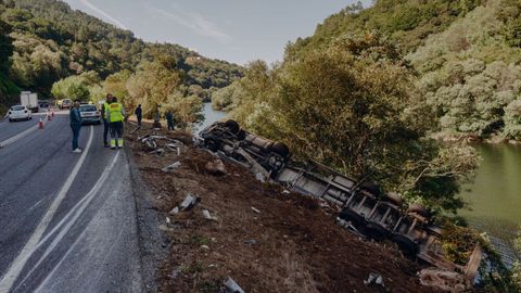 El tra�ler que transportaba 180 cerdos qued� volcado muy cerca del r�o Mi�o, junto a la N-120