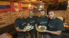Omar, Mart�n, Ashraf y Elvio (de izquierda a derecha) muestran un par de platos libaneses que ofrecen en Los Amigos, donde hay un rinc�n muy especial con fotos y dedicatorias de sus clientes.