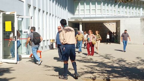Ciudadanos portugueses acuden a votar en el colegio  electoral Ferno Magalhes de Oporto