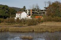 La estructura se ubica junto al embarcadero del Anll�ns, a la salida del casco urbano ponteces�n. 