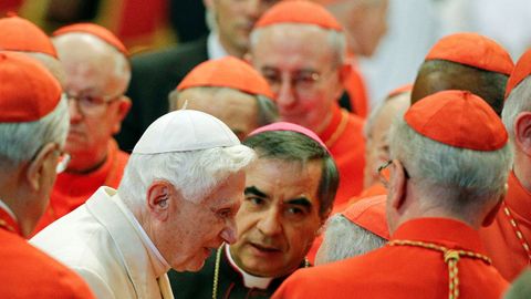 Benedicto XVI, recibido por cardenales a su llegada a una ceremonia consistorial en la Baslica de San Pedro el 22 de febrero del 2014.