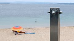 Duchas en la playa de Coira, en Portos�n