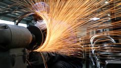 Trabajador en una planta china de piezas de acero.