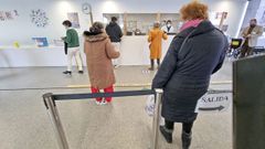 Usuarios hacen cola en el centro de salud de A Parda, en Pontevedra