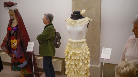 Exposición de vestidos con materiales de reciclaje que se puede ver en la Capela de Santa María de Lugo