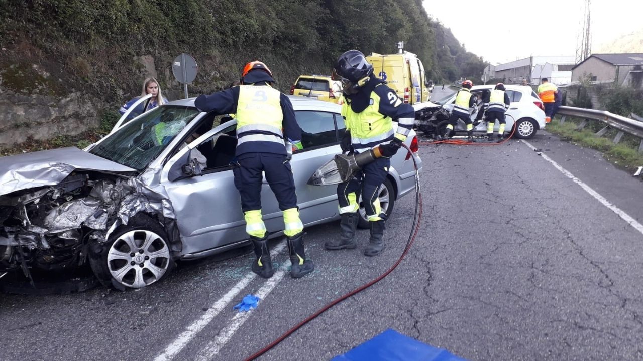 Tres Heridos Tras El Choque Frontal De Dos Turismos En Mieres