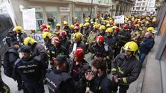 Los bomberos llevan meses moviliz�ndose para conseguir un convenio colectivo �nico para toda Galicia. En la foto, la manifestaci�n que hicieron en Lugo el 31 de octubre 