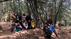 Un grupo de j�venes participa en un campo de voluntariado para crear un sendero cultural en la C�ntara da Moura de A Veiga, bajo la t�cnica �land art�